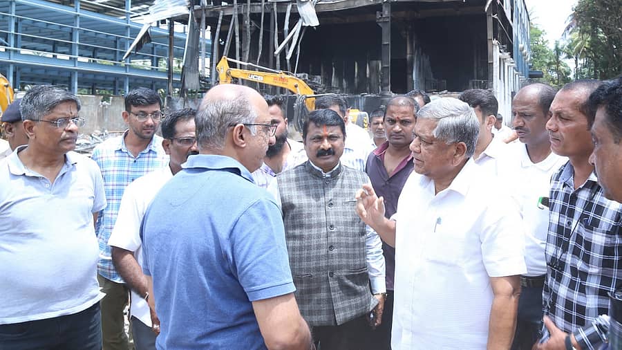 <div class="paragraphs"><p>ಅಗ್ನಿ ದುರಂತ: ನಾವಗೆ ಕೈಗಾರಿಕಾ ಪ್ರದೇಶಕ್ಕೆ ಸಂಸದ ಶೆಟ್ಟರ್ ಭೇಟಿ</p></div>